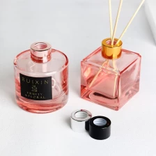 China Square Pink Glass Diffuser Bottles with Labels and Caps manufacturer