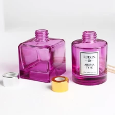 China Quadratische lila Diffusorflaschen mit Etiketten, Kappen und Schraubverschluss Hersteller