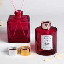 الصين زجاجات ناشرة للضوء مربعة الشكل باللون الأحمر مع ملصقات وأغطية ورقبة لولبية الصانع