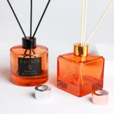 China Quadratische orangefarbene Diffusorflaschen mit Etiketten, Kappen und Schraubverschluss Hersteller