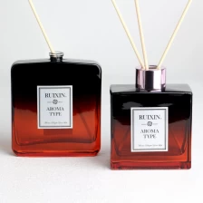 porcelana Botellas difusoras de vidrio cuadradas de color rojo degradado a negro con etiquetas y tapas fabricante