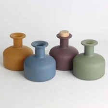 porcelana Botella difusora de vidrio rociado opaco esmerilado de varios colores con tapas de madera fabricante