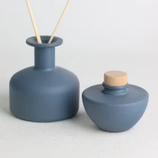 porcelana Juego de botellas difusoras de vidrio rociado opaco esmerilado azul cobalto con tapas de madera fabricante