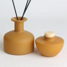 porcelana Juego de botellas difusoras de vidrio rociado opaco esmerilado amarillo jengibre con tapas de madera fabricante