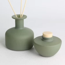 porcelana Juego de botellas difusoras de vidrio rociado opaco esmerilado verde guisante con tapas de madera fabricante