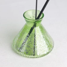 porcelana Botella difusora de vidrio en forma de matraz con acabado de mota láser galvanizada verde transparente fabricante