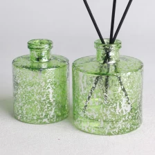 porcelana Botella difusora de vidrio cilíndrica con cuello en T, acabado con motas láser galvanizada en verde transparente fabricante