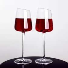 China Mundgeblasenes Premium-Weinglas aus bleifreiem Kristall mit schrägem Rand, 2er-Set Hersteller