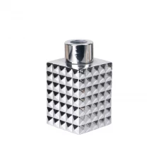 porcelana Botella difusora de vidrio plateado galvanizado cuadrado con corte geométrico de 100 ml y 3,5 oz con tapa de rosca fabricante