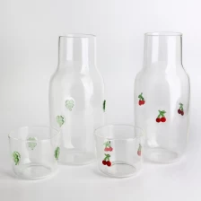 China Handcraft Clover Inlay Decor Borosilicate Glass Water Pitcher with Lid 1L Heat-Resistant Jug for Hot and Cold Beverages with Glass Lid manufacturer