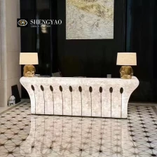 Chine Réception rétro-éclairée en cristal blanc naturel, comptoir en pierre semi-précieux translucide fabricant