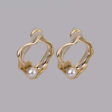China Modischer Mode-Perlen-geometrischer Zirkon-Bolzen-Ohrring. Hersteller