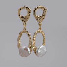 Chine Bijoux à la mode Boucle d'oreille rétro en perle blanche. fabricant