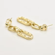 Chine Boucle d'oreille en plaqué or 18 carats avec chaîne incurvée texturée. fabricant