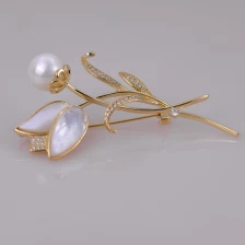 China Tulpenförmige Brosche mit weißen Perlen. Hersteller