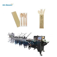 China Conjunto de colheres de plástico de madeira descartáveis ​​totalmente automático, máquina de embalagem de talheres e guardanapos fabricante