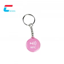 porcelana Personalizado al por mayor NFC epoxy resina etiqueta llavero anillo redes sociales compartir anillo de metal llavero anillo fabricante
