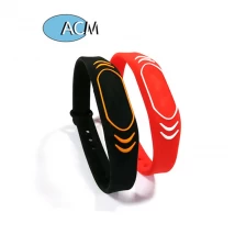 Chine Usine en gros bracelet personnalisé réglable qr code bande de silicium prix 125 khz 13,56 mhz rfid bracelets en silicone nfc fabricant