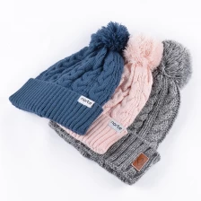 Chine Bonnets d'hiver simples pom pom chapeaux tricotés sur mesure fabricant