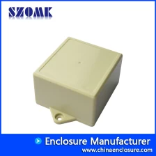 الصين مرفقات الجدار البلاستيكي SZOMK ABS لثنائي الفينيل متعدد الكلور و GPS AK-W-52 104x72x45 ملم الصانع