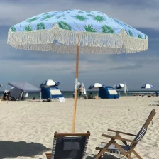 China 2022 New Arrival Customized Design Beach Wooden Umbrella with Tassel Beach Umbrella with Mat Sets Hersteller