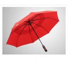 China Het hete verkopen opvouwbare paraplu houten handvat automatisch openen en sluiten 3-voudige paraplu met carving logo fabrikant