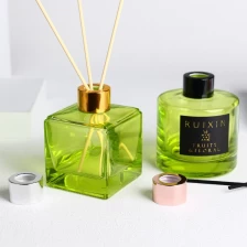 China 200 ML 150 ML Square Shape Green Color Perfume Bottle Luxury Custom glass Diffuser Bottle manufacturer