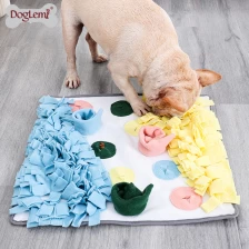Chine Tapis d'alimentation pour chiens pour animaux de compagnie de design frais, tapis de jouets de chien interactifs durables, couverture de bol d'animaux de nez fabricant