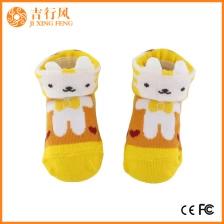 China Os fabricantes das peúgas do algodão do bebê 3D vendem por atacado meias feitas sob encomenda do bebê da caminhada fabricante