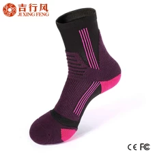 Chine Modèle de mode de haute qualité d'OEM des femmes moitié de Terry exécutant des chaussettes de sport fabricant