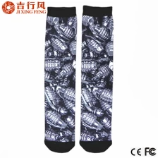 Cina Il miglior stile di vendita di calzini stampa di fondo granata, moda e popolare produttore