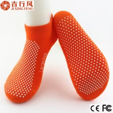 porcelana El más profesional antideslizante calcetines fábrica China, venta por mayor medidos médicos anti resbalón calcetines 3 tamaños fabricante