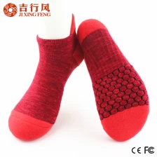 porcelana El más nuevo estilo popular del deporte rojo del algodón calcetines de Terry, insignia y color modificados para requisitos particulares fabricante