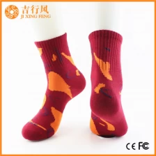 China goedkope katoenen sport sokken leveranciers en fabrikanten China aangepaste mode katoenen mannen sokken fabrikant