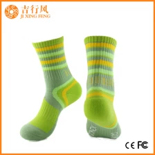 中国 时尚针织运动袜出口商批发定制长筒纯棉条纹运动袜 制造商
