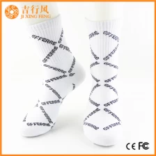 中国 男性の綿の乗組員運動靴下サプライヤーとメーカーの卸売ファッションメンズスポーツソックス メーカー