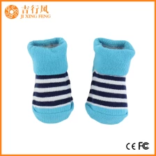 China Neugeborenen Gummiboden Socken Lieferanten Großhandel benutzerdefinierte Neugeborenen Streifen Booties Hersteller