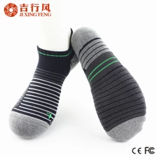 China Venda por atacado logotipo personalizado de alta qualidade esquerda e direita meias esportivas fabricante