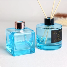 Cina Bottiglie quadrate con diffusore in vetro azzurro con etichette e tappi produttore