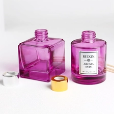 Cina Bottiglie quadrate con diffusore viola con etichette, tappi e collo a vite produttore