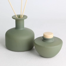 Cina Set di bottiglie diffusore in vetro spruzzato opaco satinato verde pisello con tappi in legno produttore