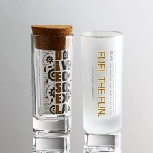 China Custom Decal Printing Frosted Fertig 1 Unzen Schnapsglas mit Holzstopper dekoriert Hersteller