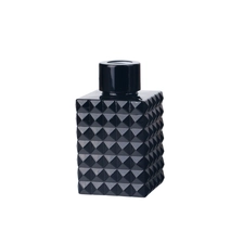 China Aangepaste 100 ml 3,5 oz geo-cut vierkante ondoorzichtige glanzende zwarte glazen aroma-rietverspreiderfles met deksel fabrikant