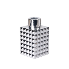China 100 ml 3,5 oz geo-cut vierkante gegalvaniseerde zilveren glazen diffusorfles met schroefdeksel fabrikant