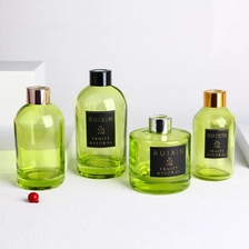 Cina Bottiglia con diffusore con tappo Bottiglia di profumo di colore verde di fabbrica in Cina Bottiglia con diffusore in vetro personalizzato di lusso da 200 ml produttore