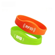 porcelana Pulseras de proximidad inteligentes personalizadas al por mayor control de acceso a la pulsera RFID de silicona suave NFC fabricante