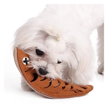 Chine Conception de poisson rôti jouet d'alimentation pour animaux de compagnie Snuffle formation Jingle Bell compagnon s'amusant jouet pour chien chat fabricant