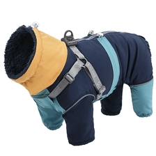 Chine Vêtements de luxe en Polyester pour chiens, Logo personnalisé Direct d'usine, ajustement confortable, doux et respectueux de la peau, pour la marche en plein air fabricant