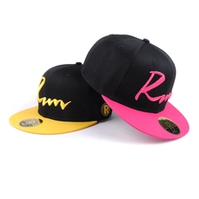 中国 3D刺繍6パネルフラットブリムブラックスナップバックキャップ メーカー