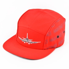 China Design Stickerei Logo rot 5 Panels Kappen Hersteller